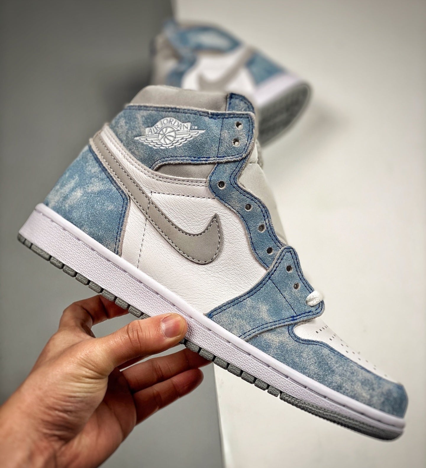 Air Jordan 1 Retro High OG "Hyper Royal"